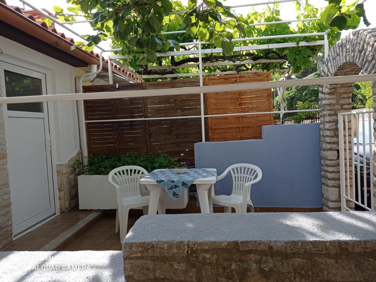 Studio Apartman Premantura Buitenkant foto